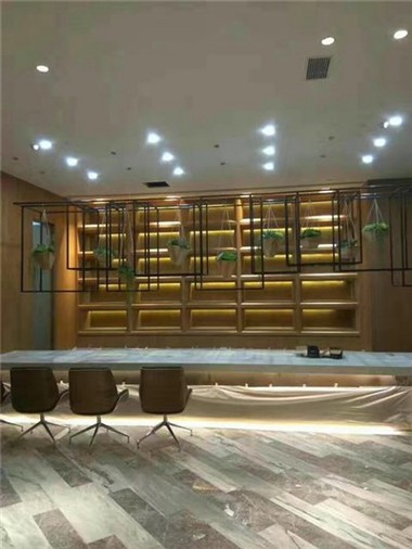 Apakah keperluan keselamatan untuk perabot tetap hotel?